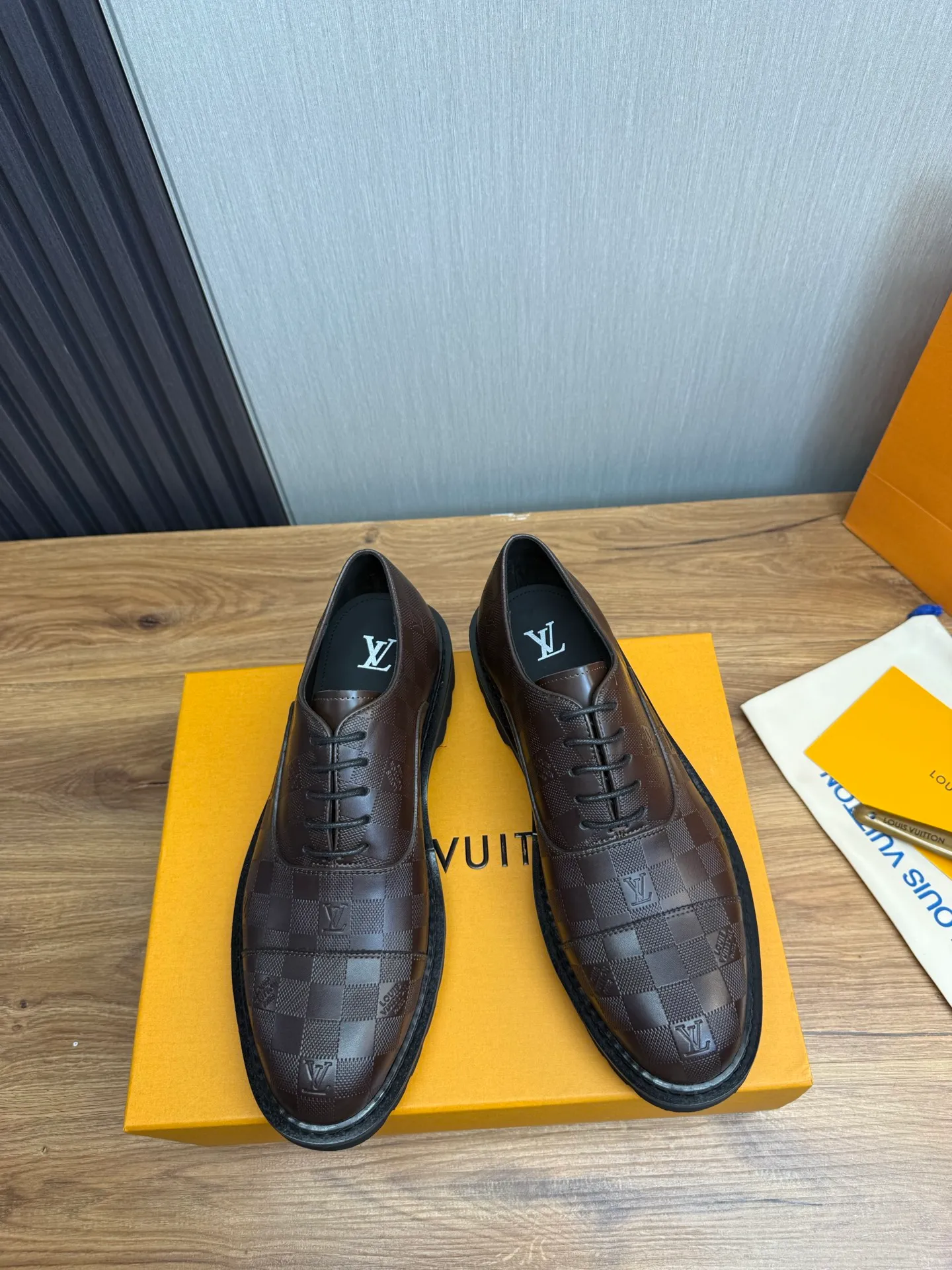 Men's shoes 💰900💰 LV. Men's casual lace-up leather shoes, the latest hot style 🔥 1:1 original purchase quality, top quality goods ⬆️The upper is imported open-edge beaded cowhide, cowhide, and cow suede. The hand-made three-dimensional stitching highlights the round toe design. The inner foot pads are all imported cowhide, with the original wear-resistant foam outsole, matching code 39-44, (38, 45 custom-made, non-refundable)